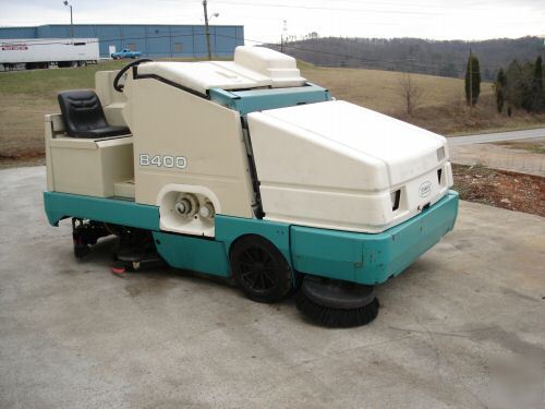 Tennant 8400 ride on floor scrubber & sweeper / clean 