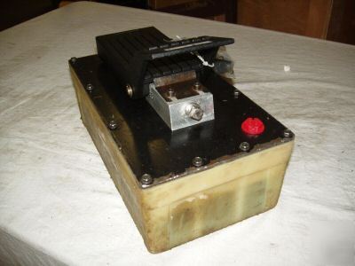 Air hydraulic pump, 5 quart oil pump (used)
