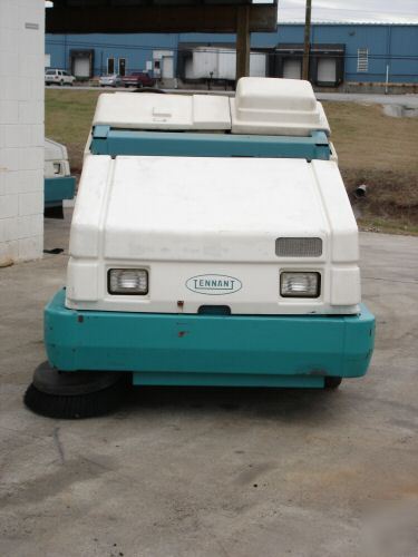 Tennant 8400 ride on floor scrubber & sweeper / clean 