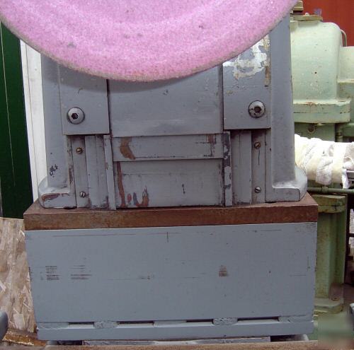 Clean 18Â¿ harvel surface grinder with 8Â¿ riser