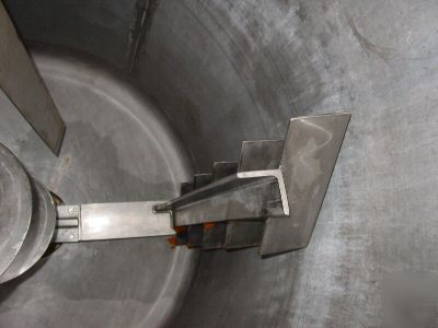 600 gallon s/s dish bottom tank