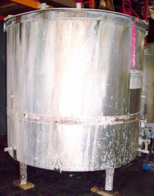 Stainless steel tank, 750 gallon, with center drain