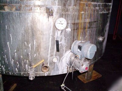 Stainless steel tank, 750 gallon, with center drain
