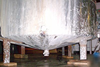 Stainless steel tank, 750 gallon, with center drain
